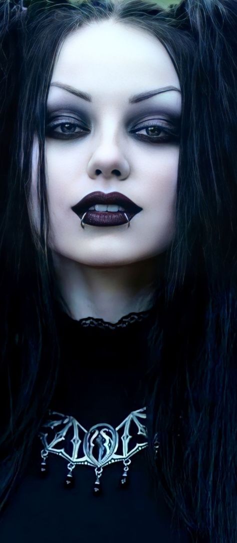 Riya Albert, Vampire Beauty, Darya Goncharova, Vampire Fashion, Gothic Artwork, Punk Style Outfits, Dead Girl, Female Vampire, Scary Halloween Costume