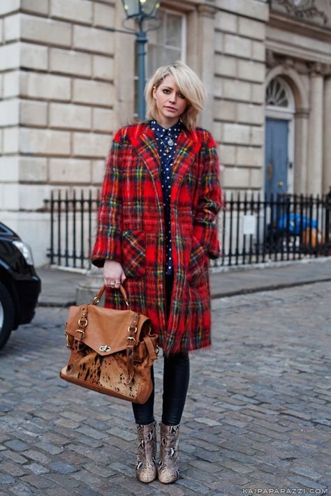 tartan Tartan Coat, Tartan Fashion, Plaid Shirts, Plaid Coat, Brown Bag, Red Coat, Plaid Fashion, Outfit Casual, Tartan Plaid