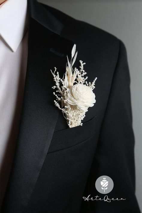 Grooms Bouquet, Bouteneire Groom, Corsage Wedding Men, Boutonniere Styles, Flowers Groomsmen, Edgy Elopement, Boutineer Wedding, Men Wedding Accessories, White Corsage