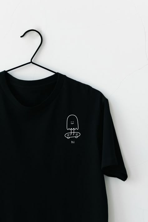 Black shirt with a simple text "hi" and a cute simple ghost skater logo, Aesthetic and minimal Shirt, Simple text design Minimal Design For T Shirt, Tshirt Prints Aesthetic, Minimalist Shirt Design Aesthetic, Tshirts Minimalist Design, Classic Tshirt Designs, Minimal Clothing Design, Minimalist Tshirt Design Ideas, Tshirt Design Minimal, Ideas For Tshirt Design