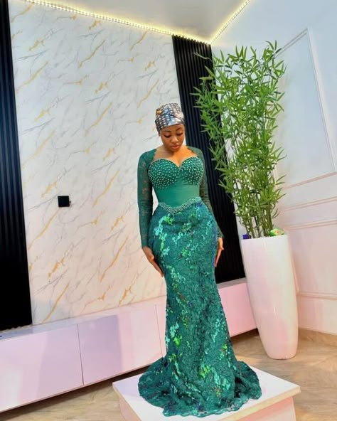 Exclusive and Best Pictures of Asoebi Styles. Basic Blouse Designs, Asoebi Lace Styles, Lace Styles For Wedding, Gele Styles, Aso Ebi Lace Styles, African Party Dresses, Modest Dresses Fashion, Lace Gown Styles, Ankara Gown Styles