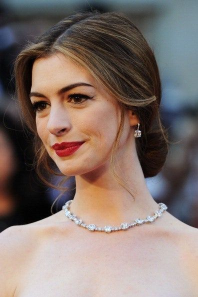 Anne Hathaway Hair, Loose Chignon, Sanggul Modern, Chignon Updo, Vintage Updo, Loose Buns, Wedding Hairstyles And Makeup, Long Face Shapes, Low Chignon