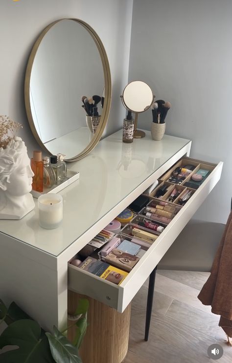 Table For Makeup Bedrooms, Makeup Vanity Table Ideas, Beauty Desk Organization, Makeup Station Aesthetic, Apartment Bedroom Layout Ideas, Make Up Table Organisation Ideas, Vanity Table Decor Ideas, Desk Ideas With Mirror, Makup Desk