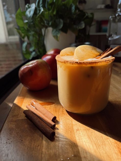 The best fall cocktail: Caramel Apple Bourbon Smash! Apple Margarita, Apple Streusel Muffins, Bourbon Drink, Bourbon Smash, Cider Sangria, Apple Cider Sangria, Apple Bourbon, Apple Streusel, Bourbon Cocktail