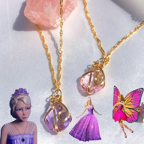 Barbie mariposa and fairy princess necklace #barbie #barbienecklace #barbiejewelry #barbiemariposa #mariposanecklace #mariposajewelry #fairynecklace #daintynecklace #aestheticnecklace #barbiecore #barbieaesthetic Barbie Mariposa Necklace, Barbie Mermaid Necklace, Barbie Jewelry Aesthetic, Barbie Jewelry From Movies, Barbie Mariposa Aesthetic, Barbie Jewellery, Necklace Barbie, Barbie Jewerly, Disney Princess Necklace