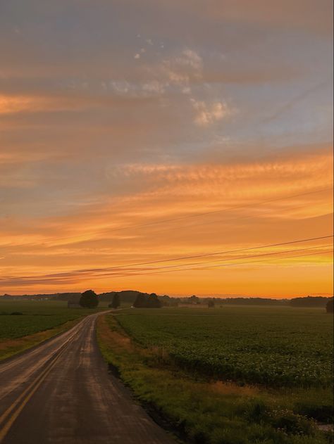 Pretty Skies, Pretty Landscapes, Sunset Pictures, Nature Aesthetic, Pretty Places, 2024 Vision Board, 2024 Vision, Golden Hour, Mother Nature