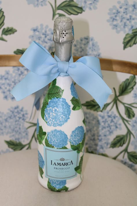 Painted Bottles Diy, Diy Champagne Bottle Decorations, Champagne Bottle Gift, Champagne Bottles Decoration, Decorative Champagne Bottles, Champagne Bottle Art, Decopage Ideas Wine Bottles, Decoupage Wine Bottles, Painted Champagne Bottle Hydrangea