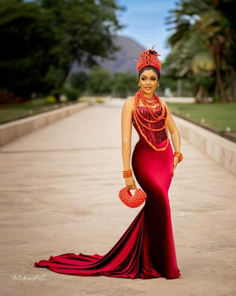 Show up Elegantly to Your Edo Trad With This Beauty Look! Edo Wedding Outfit, Edo Bridal Attire, Edo Weddings, Edo Traditional Wedding Attire, Benin Bride, Edo Traditional Marriage, Edo Brides, Igbo Bride, Traditional Wedding Dress