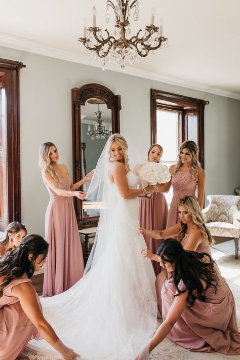 Bridal And Bridesmaid Pictures, Brides And Bridesmaids Pictures, Bridesmaids Photos Getting Ready, Poses For Bridesmaids, Photoshoot Bridesmaids, Pictures With Bridesmaids, Wedding Photos With Bridesmaids, Bridesmaid Photoshoot Ideas, Photos With Bridesmaids