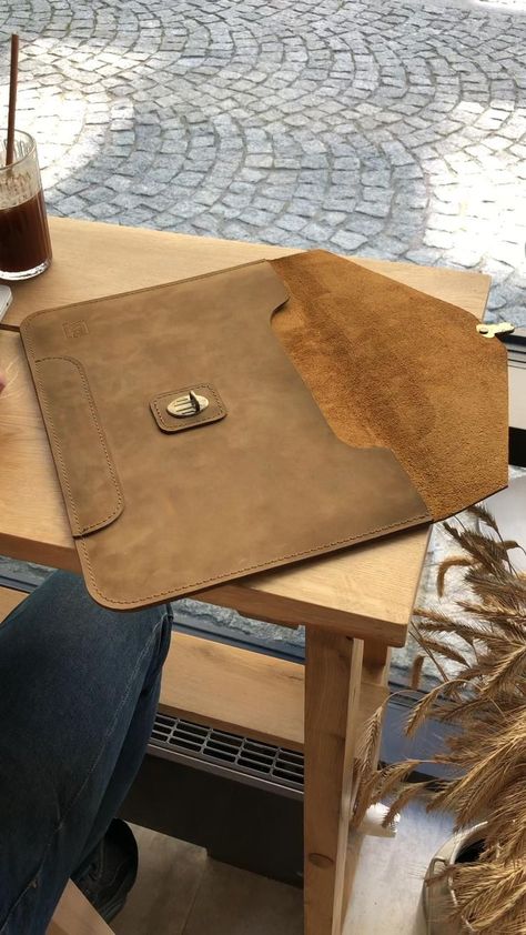 Leather Ideas Handmade, Macbook Leather Sleeve, Handmade Leather Bag Pattern, Scissors Case, Diy Leather Working, Leather Handbag Patterns, Leather Macbook Case, Leather Bag Tutorial, Leather Bag Design