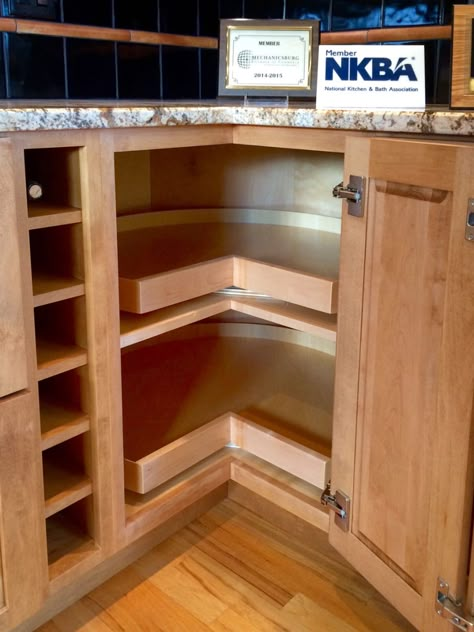 Kitchen Corner Cupboard, Corner Cabinet Solutions, Kitchen Cabinet Storage Solutions, Corner Cabinet Organization, Kitchen Corner Storage, Pallet Deck Diy, Kitchen Cabinet Plans, Diy Trinkets, Pallet Deck