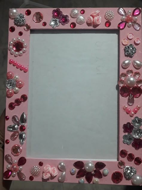 Diy Photo Frame Collage, Decorated Photo Frames, Decorated Picture Frames Diy, Painted Picture Frames Diy, Picture Frame Crafts Diy, Diy Picture Frames Ideas, Photo Frame Ideas Handmade, Craft Picture Frames, Photo Frames Diy