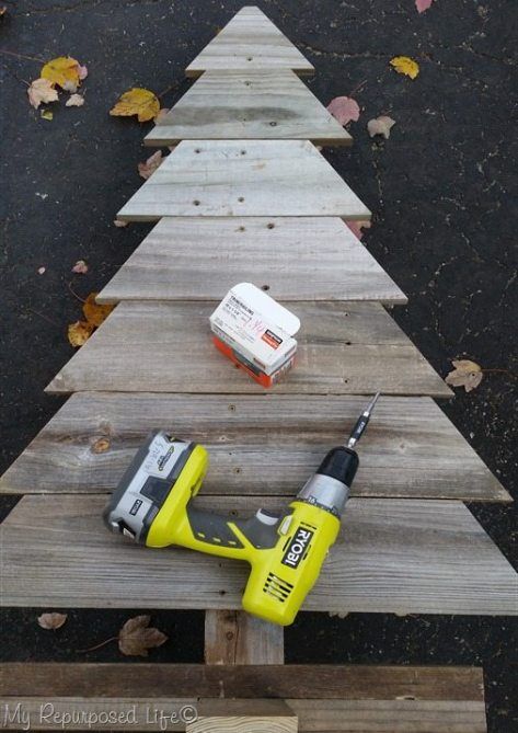 Fence Board Crafts, Pallet Projects Christmas, Christmas Pallet, Christmas Decor Diy Cheap, Build Deck, Pallet Wood Christmas, Pallet Tree, Make This, Even If