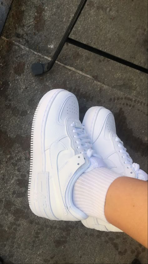 Tenis Air Force, Nike Shoes Women Fashion, Pretty Sneakers, Air Force Shoes, Nike Shoes Air Force, White Nike Shoes, Trendy Shoes Sneakers, Pretty Shoes Sneakers, Cute Shoes Heels