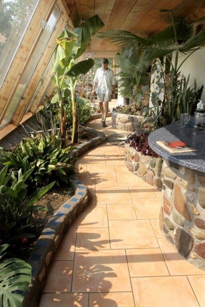 FLORENCE, MONTANA - David and Noemi Bassler spent years traveling through Third World countries on the $5-a-day plan. Earthship Home, Earth Sheltered, Sunroom Designs, Natural Homes, Cob House, Relaxation Room, Earth Homes, Natural Building, Earthship