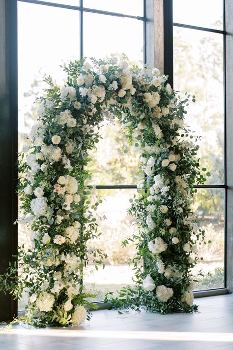 Wedding Ceremony Floral Arch, Iron Manor, Green And White Wedding Flowers, White Wedding Arch, White Wedding Ceremony, Wedding Alters, Green Wedding Flowers, Floral Arch Wedding, White Roses Wedding