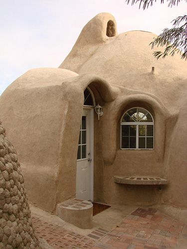 NATURAL PAINT & ECO PAINTS - CREATING SAFER ENVIRONMENTS A SUSTAINABLE AND ENVIRONMENTALLY AWARE SOLUTION FOR MODERN & TRADITIONAL LIVING SPACES http://www.organicnaturalpaint.co.uk/ Cob Building, Casa Hobbit, Earth Bag Homes, Organic House, Earthship Home, Mud House, Natural Homes, Adobe House, Unusual Homes