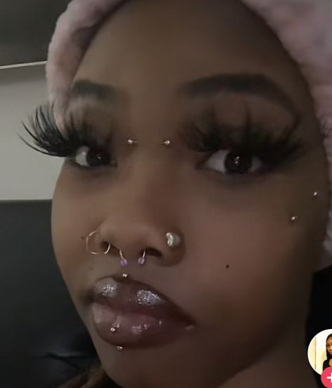 Cute Face Percinings, Side Face Piercing, Piercing Between Eyes, Lip Fang Piercing, Anti Eyebrow Piercing Dermal, Nose Piercing On Wide Nose, Anti Eyebrow Piercing Black Women, Baddie Percinings, Reverse Eyebrow Piercing