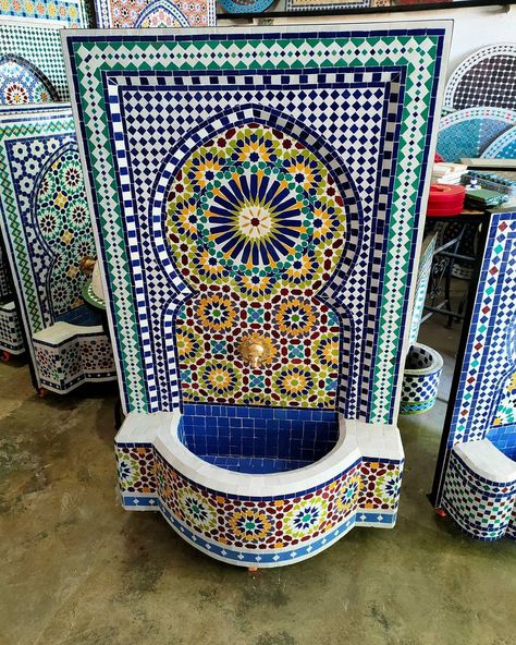 Moroccan Fountain Courtyards, Morrocan Courtyard, Moroccan Patio Ideas, Arabic Garden, Tile Fountain, Wall Water Fountain, Moroccan Fountain, Fountain Wall, Moroccan Garden