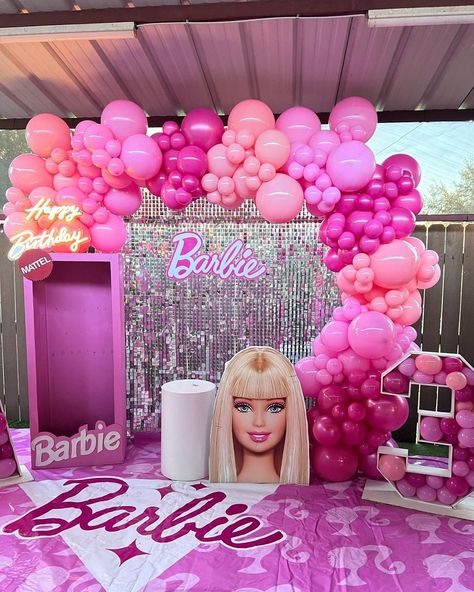 Barbie Bar, Barbie Backdrop, Girls Barbie Birthday Party, Birthday Party Barbie, Barbie Bday, Barbie Decorations, Barbie Invitations, Baby First Birthday Themes, Barbie Party Decorations