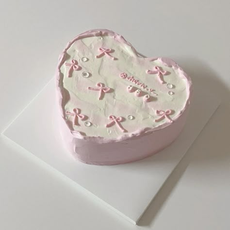 Pretty Girly Cakes, Girly Heart Cake, Cake Ideas For Papa, Cake With Bows On It, White And Pink Heart Cake, Girly Cakes Birthday, 16 Year Birthday Cake, Coquette Birthday Ideas, Coquette Cake Birthday