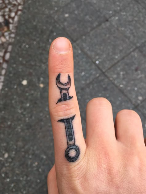 Tattoo #tattoosformen #sleevetattoo Tool Tattoo Ideas, Men Finger Tattoos, Wrench Tattoo, Piston Tattoo, Natur Tattoo Arm, Stile Pin Up, Tattoo Main, Herren Hand Tattoos, Motor Tattoo