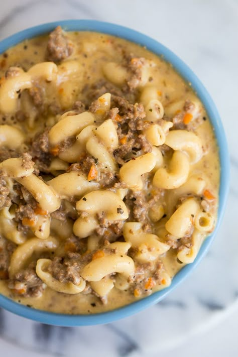 How to make the best Crockpot Macaroni Cheeseburger Soup that you've ever tasted. This is the best soup I have EVER made & it's a new family favourite! Mac And Cheese Soup, Crockpot Macaroni, Macaroni Soup, Cheeseburger Soup, Cheese Burger, Delicious Soup Recipes, Crock Pot Soup, Crockpot Cooking, Cheese Soup