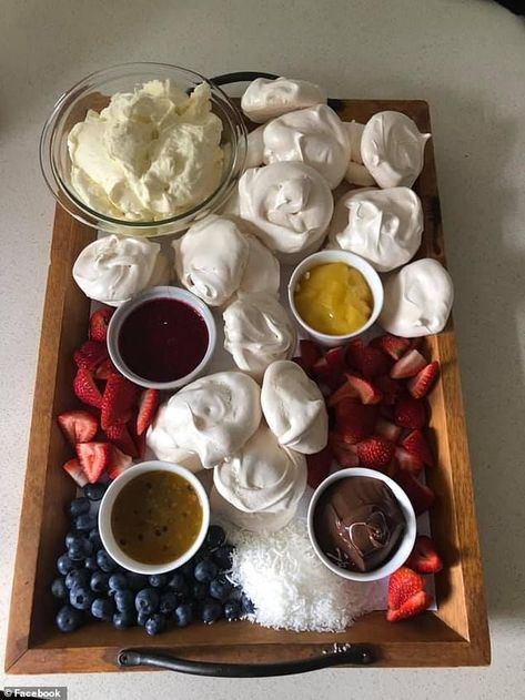 Now mums are making PANCAKE grazing platters - with spectacular results Food Platters Ideas, Pavlova Toppings, Grazing Platter Ideas, Platters Ideas, Mini Pavlova, Sharing Platters, Grazing Board, Dessert Platter, Cake Platter