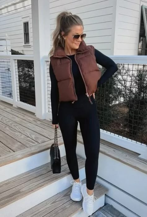 Elevate your style with our 13 comfortable yet chic soccer mom outfit ideas. Sharing the best ideas on practical and trendy ensembles for on-the-go moms. Mom Outfit With Sneakers, Sports Mom Style, Sports Watching Outfit Women, Elegant Mom Style, Fit Mom Outfits, Womans Outfit Ideas, Mom Outfits Athleisure, Preppy Mom Style, Ball Mom Outfits