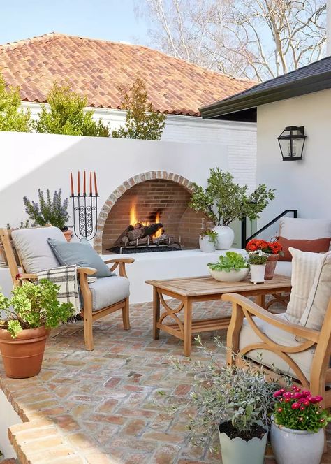 43 Outdoor Patio Ideas for a Place You’ll Never Want to Leave Spanish Style Backyard, Open Courtyard, Ideas Terraza, Garden Retreat, Outdoor Fireplace Patio, Concrete Houses, Outdoor Patio Ideas, Backyard Remodel, Spanish Style Homes