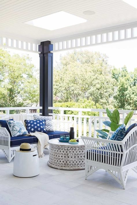 10 lessons to learn from this stunning Hamptons transformation | Home Beautiful Magazine Australia Hamptons Outdoor Living, Simple Pergola, Hamptons Style Living Room, Hamptons Style Decor, White Wicker Furniture, Hamptons Style Homes, Hamptons Style Home, Hamptons Decor, Styl Hampton