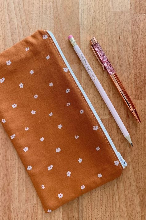 Crochet Pencil Pouch, Pencil Pouch Pattern, Pencil Pouch Diy, Easy Zipper Pouch, Pencil Case Tutorial, Pencil Case Sewing, Pencil Case Pattern, Diy Pouch No Zipper, Crochet Pencil