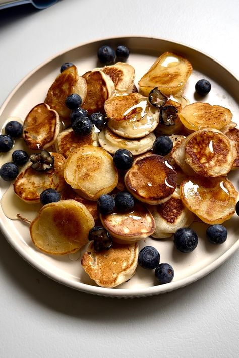 Healthy Banana Pancake Bites Banana Pancake Bites, Recipes Veggie, Banana Pancake, Pancake Bites, Banana Bites, Healthy Banana, Food Mood, Banana Pancakes, Non Stick Pan