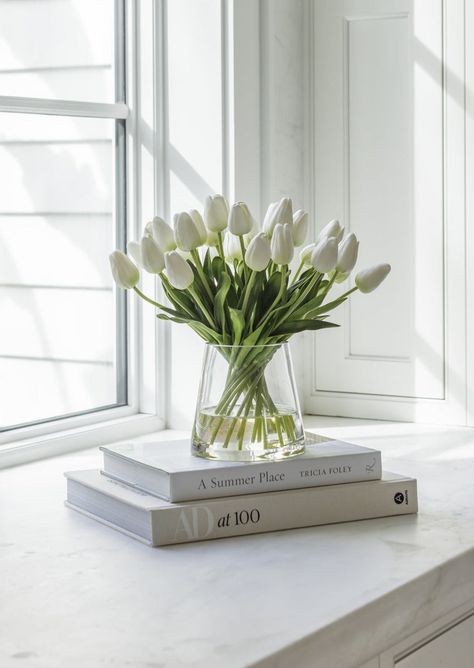 Tulpen Arrangements, Tulips Arrangement, Artificial Floral Arrangements, Faux Flower Arrangements, Vase Arrangements, White Tulips, Decoration Inspiration, Spring Home Decor, Spring Home