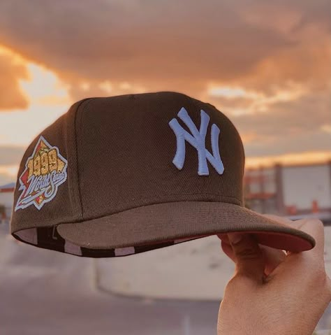 New Era Cap Outfit Men, Fitted Hats Aesthetic, Topi Vintage, Jockey Hat, Ny Cap, Custom Fitted Hats, Swag Hats, Streetwear Caps, Trendy Caps