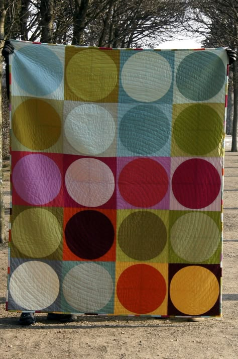 What Shade are You with Friederike Stanke Solid Color Quilts, Sew A Quilt, Circle Quilt Patterns, Drunkards Path Quilt, Drunkards Path, Instagram Community, Abstract Quilt, Solid Quilt, Quilt Modernen