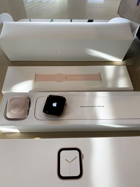 Series 4 Apple Watch, New Apple Products Aesthetic, Apple Watch Rose Gold, Apple Rose Gold, Rose Gold Phone, Apple Watch 7, Apple Iphone Accessories, Apple Watch Fashion, Rose Gold Apple Watch