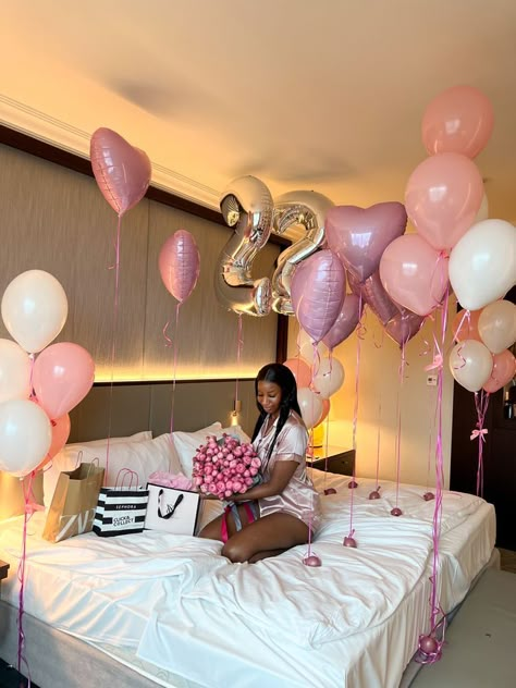 Hotel Decor For Birthday, 22 Birthday Room Decor, 21st Room Decoration Ideas, Hotel Room Design For Birthday, Bedroom Decor Birthday, Aesthetic Birthday Room Decor, Pink Room Birthday Decorations, 27th Birthday Shoot Ideas, 20th Birthday Room Decorations