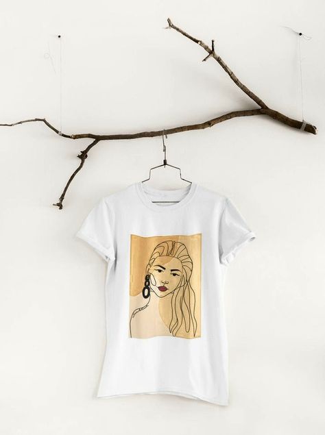 Flat Lay Photography Fashion, Tshirt Aesthetic, T-shirt Photography, Photography Shirts, Tshirt Photography, T Shirt Aesthetic, Beige T Shirts, Art Clothing, Art Shirt