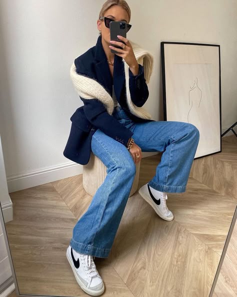 Navy Blazer With Jeans, Nike Blazers Outfit, Jeans Outfit Fall, Outfit For Work, Blazer Outfits For Women, Perfect Fall Outfit, Puffer Coats, Coat Trends, Fall Jeans