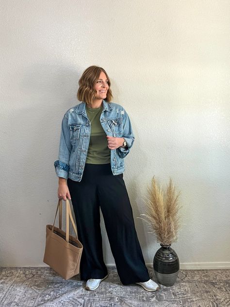 Curvy Stomach Outfit, Curvy Denim Outfit, Black Trousers Outfit Plus Size, Casual Palazzo Pants Outfit, Winter Outfits Wide Leg Pants, Chunky Women Outfits, Short Midsize Body Outfits, Casual Thanksgiving Outfits Plus Size, Over 50 Plus Size Outfits