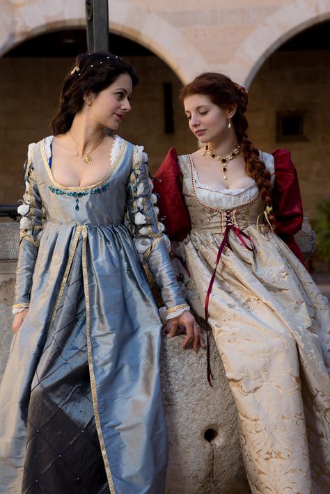 Renaissance ladies by SomniumDantis.deviantart.com on @DeviantArt Fest Outfits, Medieval Costume, Period Outfit, Medieval Clothing, Medieval Dress, Retro Mode, Old Fashion, Historical Costume, Historical Dresses