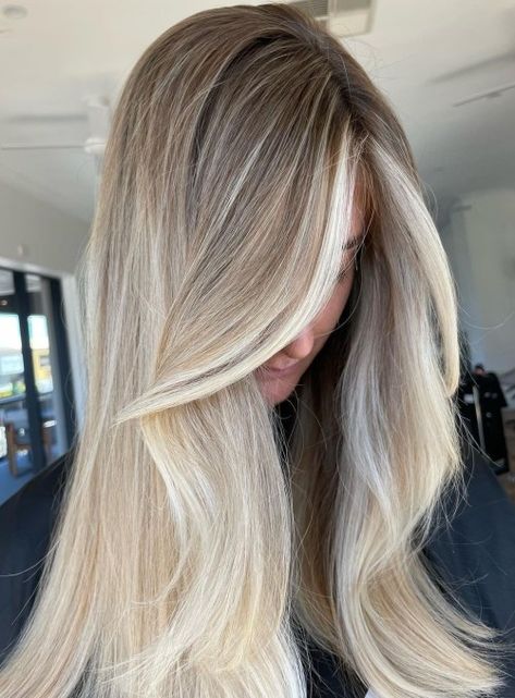 Low-Maintenance Blonde Balayage Blonde Hair Fade, Light Blonde Balayage, Blonde Hair With Dark Roots, Champagne Blonde Hair, Cool Blonde Hair Colour, Rooted Blonde, Caramel Blonde Hair, Hair With Dark Roots, Blonde Hair With Roots