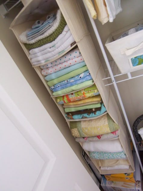 How To Decorate And Organize Your Nursery Like A Pro Baby Nursery Organization, Baby Room Organization, Baby Storage, Nursery Closet, Cunas Para Bebes, Baby Closet, Nursery Organization, Nursery Storage, Baby Prep