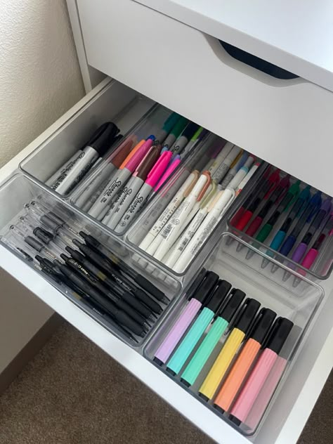 Desk Draw Organization Ideas, Drawer Organization Stationary, Draw Organization Ideas, Desk Stationary Organization, Organisation Stationary, Organised Stationary, Aesthetic Stationary Organization, Alex Drawer Desk, Desk Setup Aesthetic