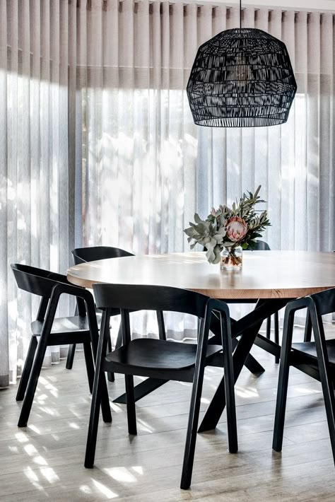 La Maison Jolie: Tips to Refresh Your Home Every Season! Black Room Decor, Mid Century Dining Room, Dining Room Industrial, Black Chairs, Black Dining Room, Dining Room Makeover, Luxury Dining Room, Luxury Dining, Dining Room Inspiration