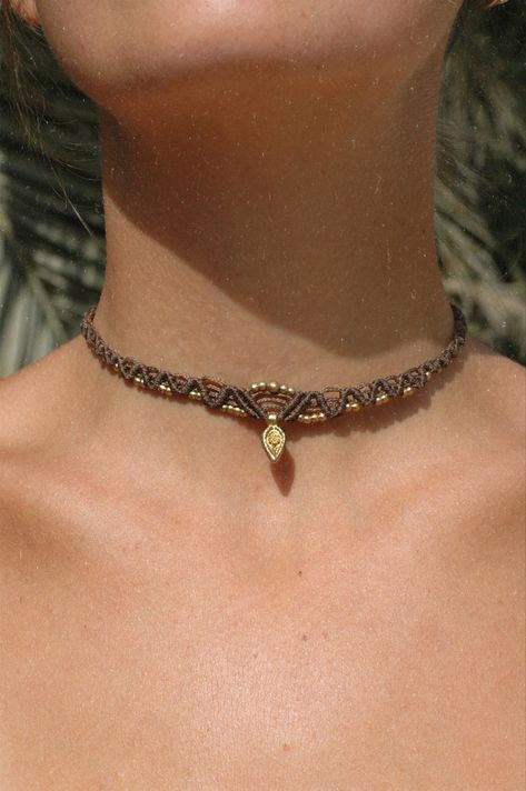 macrame choker 🌞 #macrame #macramejewelry #necklace #bohostyle #bohojewelry #handmade Handmade Chokers Diy, Brown Choker Necklace, Macrame Choker Diy, Macrame Choker Pattern, Macrame Choker Tutorial, Macrame Necklace Pattern, Choker Necklace Diy, Boho Necklace Diy, Macrame Jewelry Diy