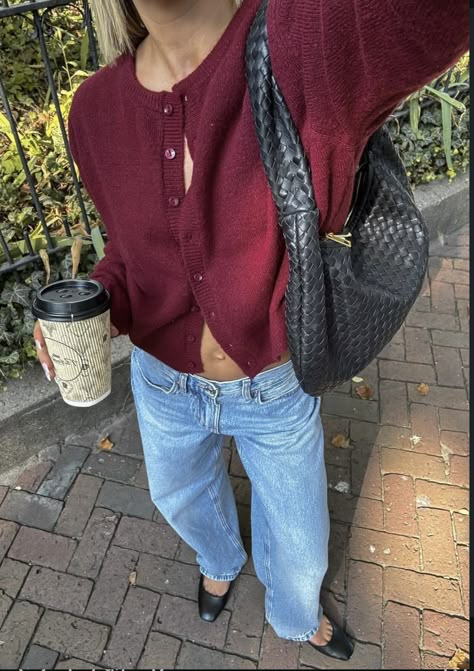 City Street Fashion, Burgundy Cardigan Outfit, Cardigan Outfit Aesthetic, Christmas Eve Outfit, Uni Fits, Braided Bag, Outfit Cardigan, Burgundy Cardigan, College Outfit