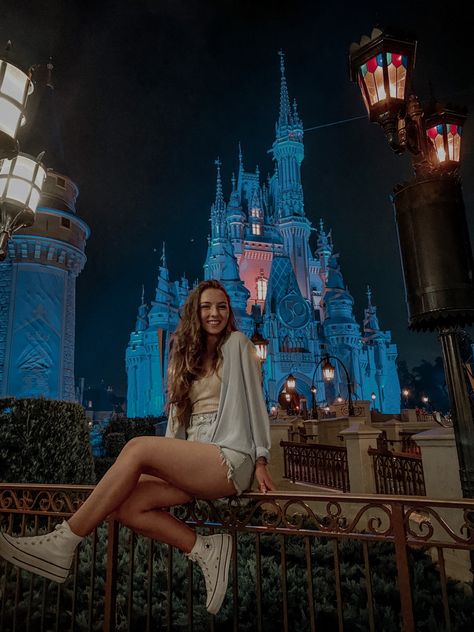 Disney Magic Kingdom Picture Ideas, Magic Kingdom Picture Ideas, Senior Picture Ideas Disney, Magic Kingdom Photo Ideas, Disney Instagram Pictures, Magic Kingdom Pictures, Disney Characters Mickey Mouse, Disney Poses, Disney Graduation