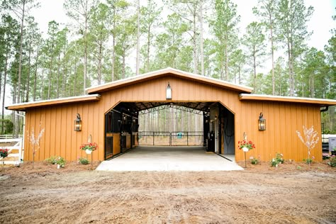 Budget Barndominium, Barn House Ideas, House Ideas On A Budget, Simple Horse Barns, Barndominium House Plans, Small Horse Barn, Small Horse Barns, Small Barn House, Barn Layout